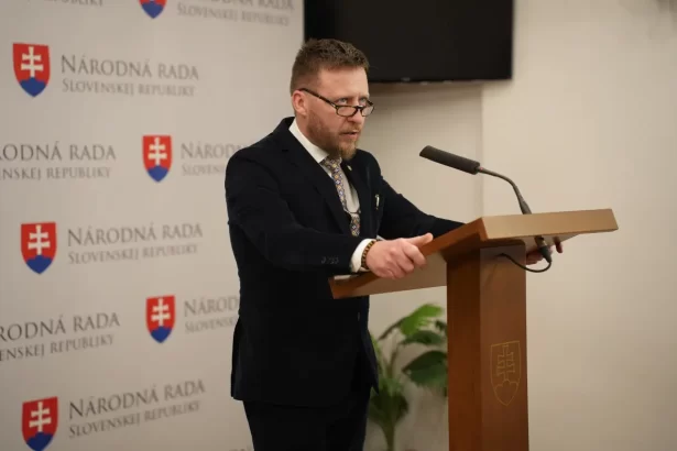 Vládní zmocněnec Kotlár vyzývá k zákazu mRNA vakcín proti COVID-19