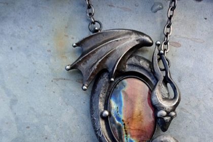 Objevte svět cínových šperků od Veroniky z Čar z drátů. Ruční výroba, originální design, symbolika a amulety, které vás propojí s intuicí a ženskou silou