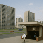 Československo mezi lety 1945–1989 vybudovalo sídliště, metro a infrastrukturu, která změnila tvář měst. Panelové domy, urbanistické celky a moderní doprava slouží dodnes.