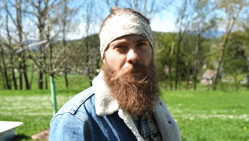 Objevte příběh Tibora Uhlíře, který zasvětil život ochraně starých odrůd ovocných stromů a přírodnímu hospodaření