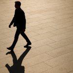 Článek o vztahu světla a stínu: proč je světlo vždy prvotním zdrojem a stín jeho důsledkem, jak oba tvoří jednotu a jak se toto poznání odráží v dějinách i životě člověka.