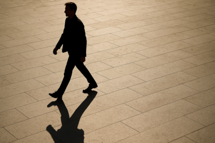 Článek o vztahu světla a stínu: proč je světlo vždy prvotním zdrojem a stín jeho důsledkem, jak oba tvoří jednotu a jak se toto poznání odráží v dějinách i životě člověka.