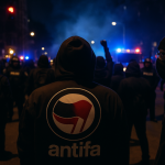 Americké úřady zkoumají možné finanční toky do hnutí Antifa. Objevují se tvrzení o propojení s bohatými dárci, včetně nadací spojených s Georgem Sorosem.