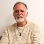 Rozhovor s Janem Rakem o povaze reality, vědomí, limitech moderní fyziky, elektřině, plazmatu a fraktálech. Diskuse, která zpochybňuje zavedené vědecké modely a vybízí k hlubšímu poznání světa i sebe sama.