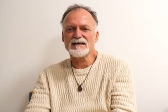 Rozhovor s Janem Rakem o povaze reality, vědomí, limitech moderní fyziky, elektřině, plazmatu a fraktálech. Diskuse, která zpochybňuje zavedené vědecké modely a vybízí k hlubšímu poznání světa i sebe sama.