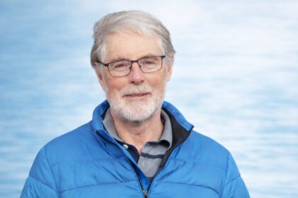 Miroslav své vedení nese s pokorou a důvěrou ve vnitřní moudrost každého člověka. Jeho hlas a slova nejsou výkladem pravdy – ale bránou do prostoru, kde můžeš pravdu najít sám.