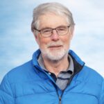 Miroslav Zelenka je duchovní badatel, publicista a autor, který se už více než dvě desetiletí věnuje výzkumu hlubších zákonitostí existence, vesmíru a lidské duše.