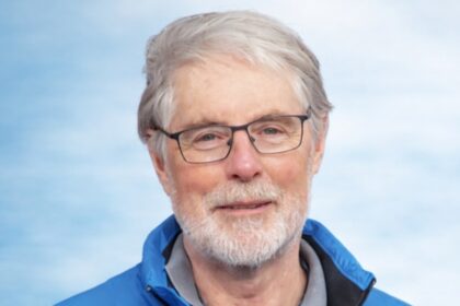 Miroslav Zelenka je duchovní badatel, publicista a autor, který se už více než dvě desetiletí věnuje výzkumu hlubších zákonitostí existence, vesmíru a lidské duše.