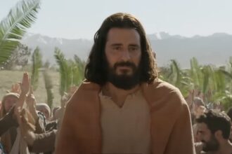 Podrobný přehled seriálu The Chosen – epizody, biblické souvislosti, český dabing a možnosti online sledování. Objevte příběh Ježíše Krista očima těch, kteří se s ním osobně setkali.