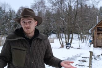 život bez elektřiny, soběstačnost, návrat k přírodě, zvířecí útulek, kritika konzumu