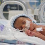 Porodní hmotnost například 800 nebo 1 100 gramů sama o sobě není důvodem k ukončení léčby